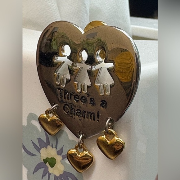 Three's a Charm! Brooch Dangling Hearts Silver & Gold Tone Signed Abbey Press. - Picture 2 of 6